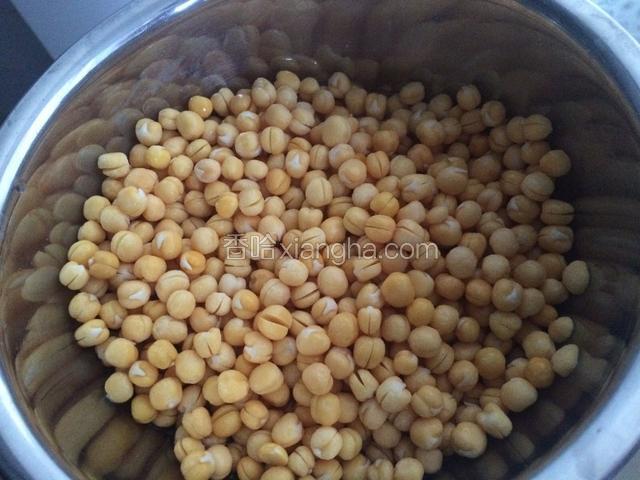 用3-4倍量的清水浸泡四个小时左右，完全泡发即可；
