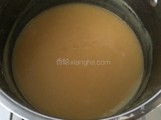 把糖放在里面，用料理机分次搅打成细腻的糊状；