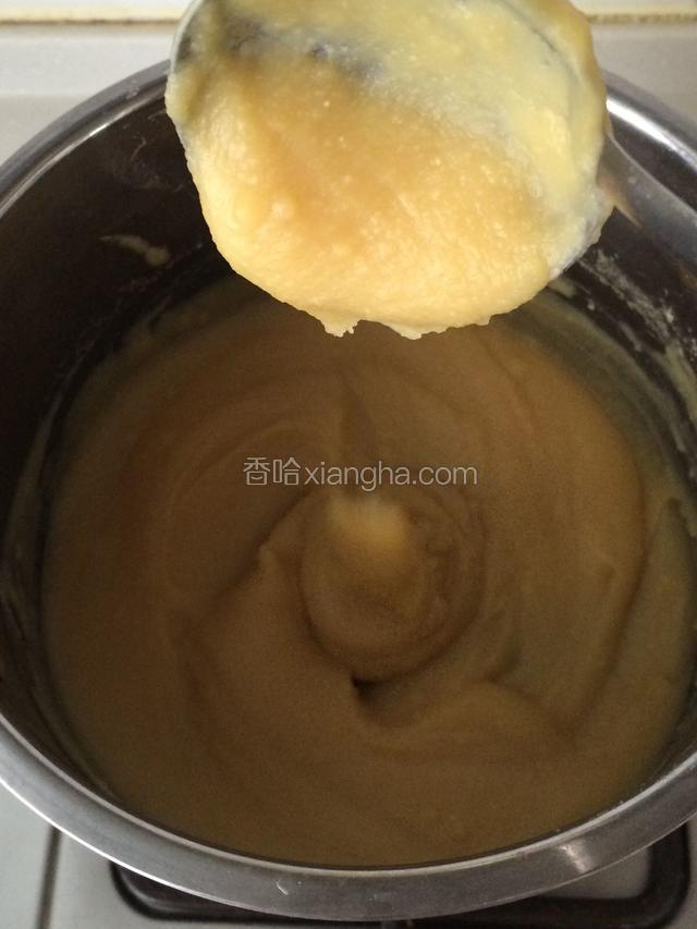 把豌豆泥放入锅里，大火煮开，小火不停搅拌，直到变得粘稠，搅拌时留有很明显的纹路，用勺子往下倒呈片装滴落，并且不会很快立刻与锅里的豌豆泥融合即可关火；
