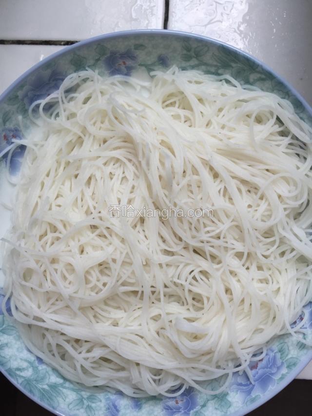 粉丝用开水发好备用