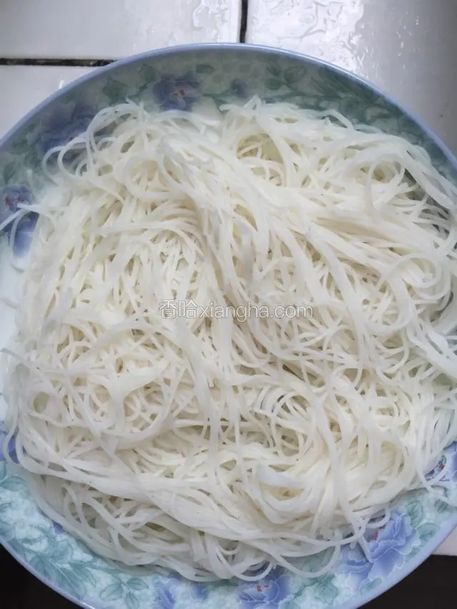 粉丝用开水发好备用