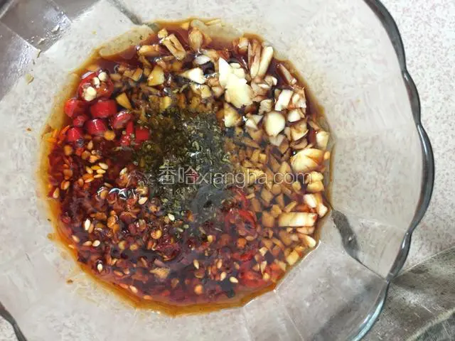 倒入味极鲜酱油.盐.香油.鸡精.花椒粉备用