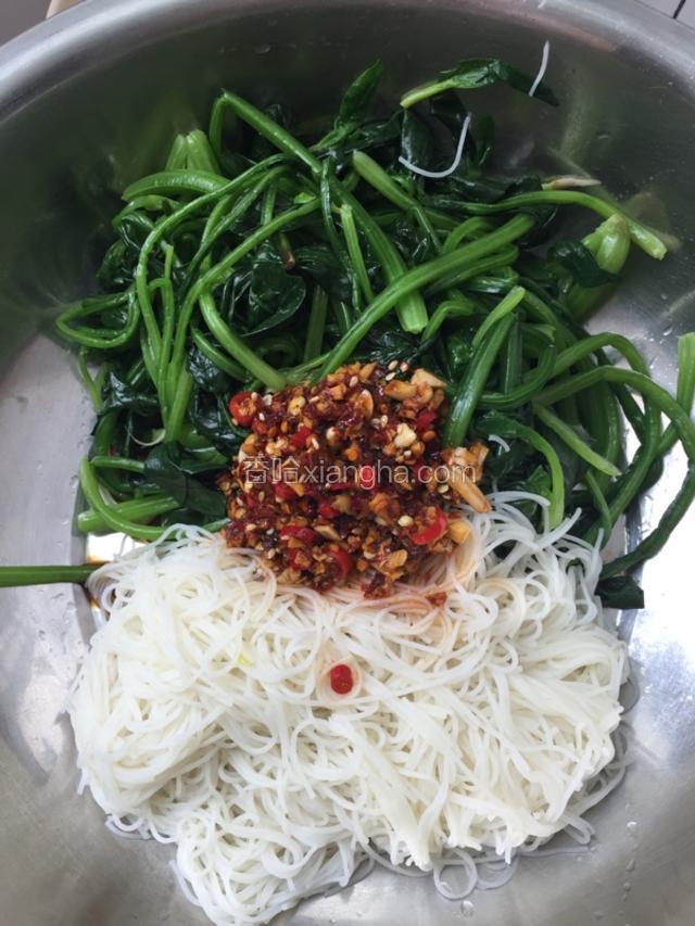 菠菜用开水稍灼一下.粉丝也再次放开水灼一下捞起.菠菜粉丝晾干水分一起放入盆里.倒入调好调料.拌匀就可以食用了