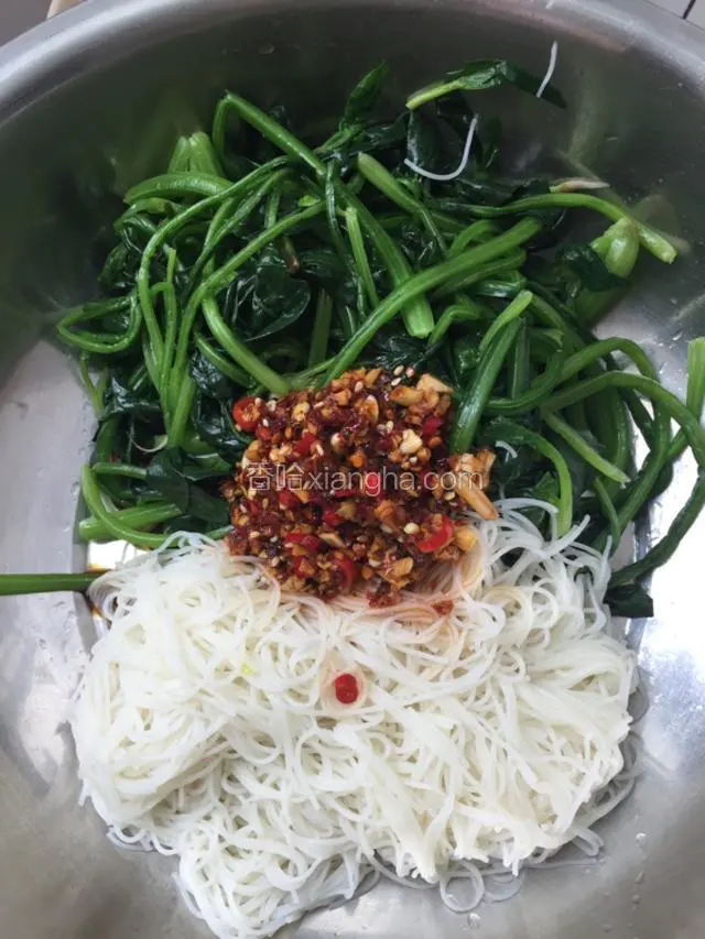 菠菜用开水稍灼一下.粉丝也再次放开水灼一下捞起.菠菜粉丝晾干水分一起放入盆里.倒入调好调料.拌匀就可以食用了