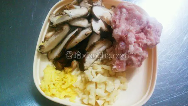 配料；香菇切皮，肉搅碎，生姜和蒜制成粒碎备用