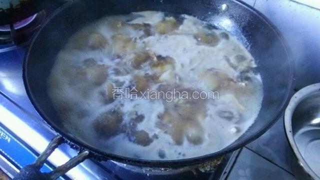 五花肉下锅炒香加佐料加水