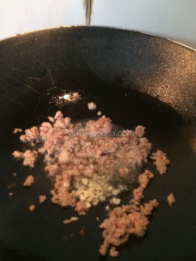 锅里放适量油，倒入肉末煸炒，下蒜末…