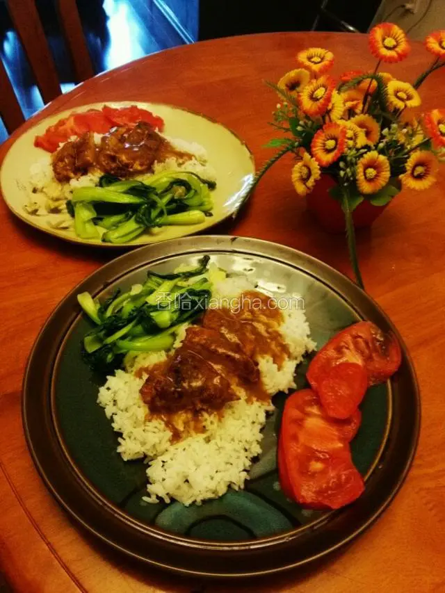 鸡排饭，在煎好鸡排的基础上，把鸡排切成条状。再做蜜汁汁，锅中添加适量水，将腌制鸡排的蜜汁倒入锅中，放盐，黑胡椒粉调味，最后倒入水淀粉，将蜜汁淋在鸡排和米饭上就可以了。
