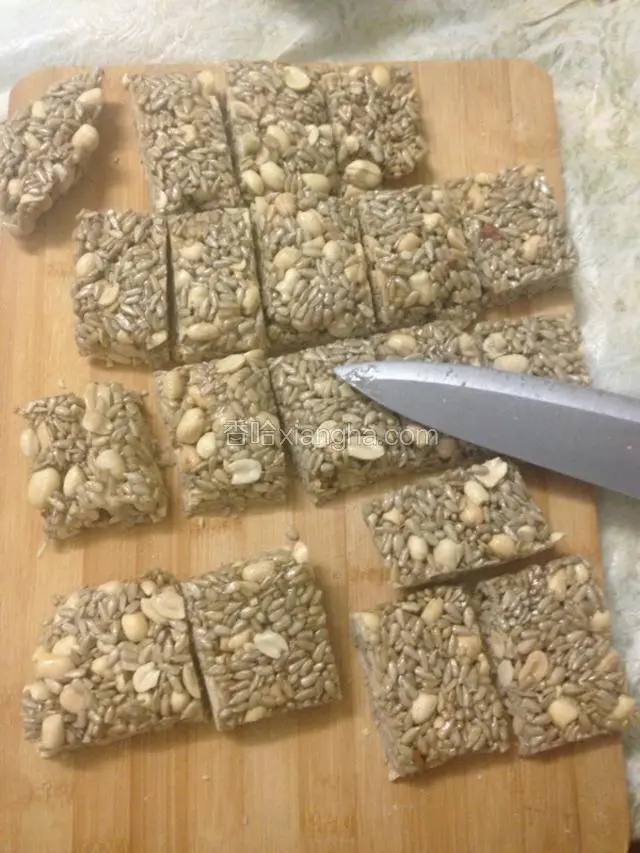 稍微放至不烫手，反扣在砧板上，用锋利的刀按自己的喜好切成块状。