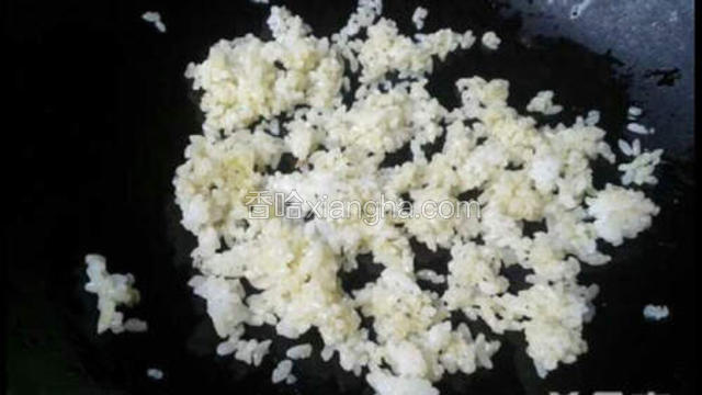 锅中放少许食用油烧热，倒入米饭打散