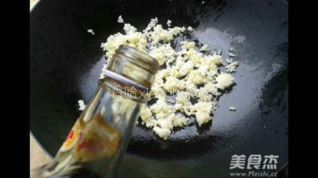 放入酱油