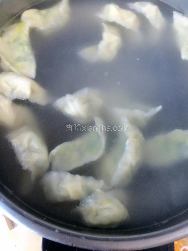 水烧开下饺子，点了一次水，飘起来且看到韭菜馅捞出来