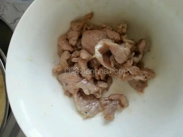 热锅凉油，滑炒肉片，变色后捞出备用。