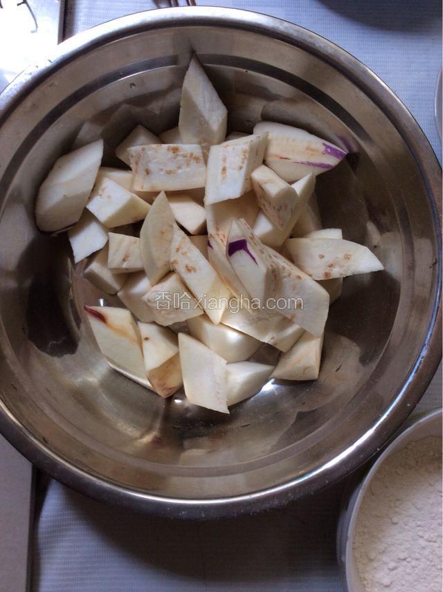 茄子洗净切菱形小块备用