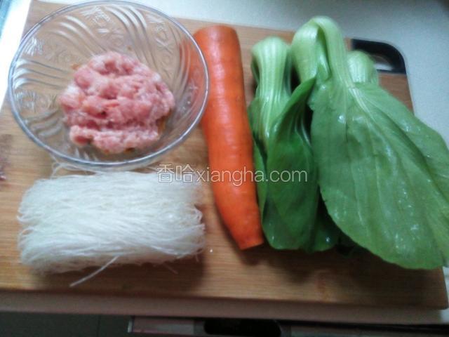 准备好食材，油菜洗净过开水氽烫晾凉码在汤盘备用，粉丝泡水备用