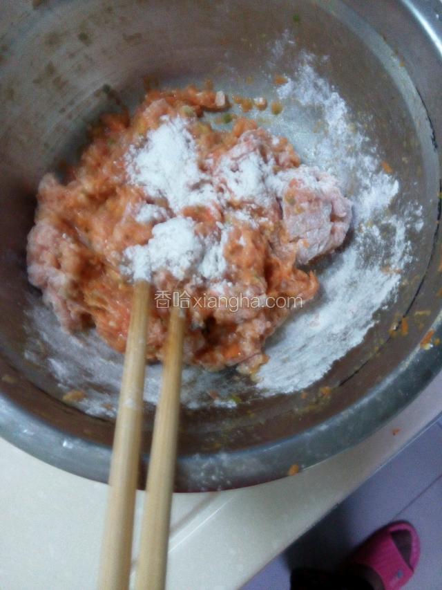 拌好的肉撒上淀粉搅匀