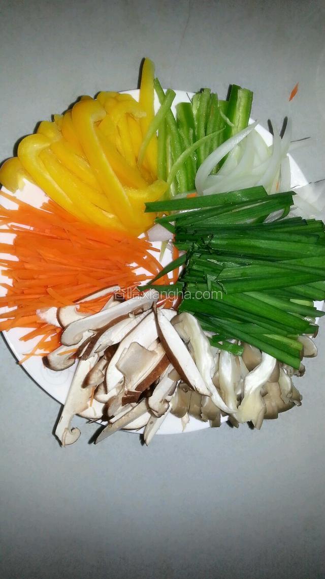 把香菇，胡萝卜，彩椒，青椒，洋葱，韭菜按一定长度切好