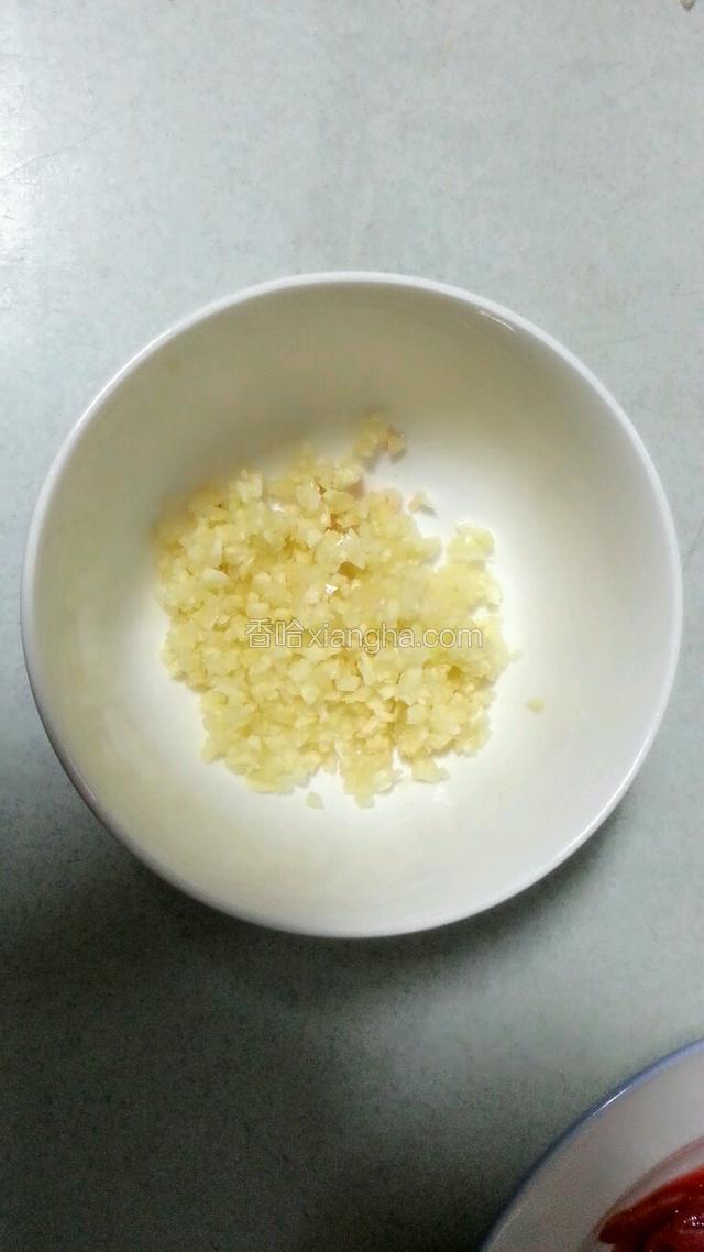 蒜沫里放入适量酱油，白糖，香油备好