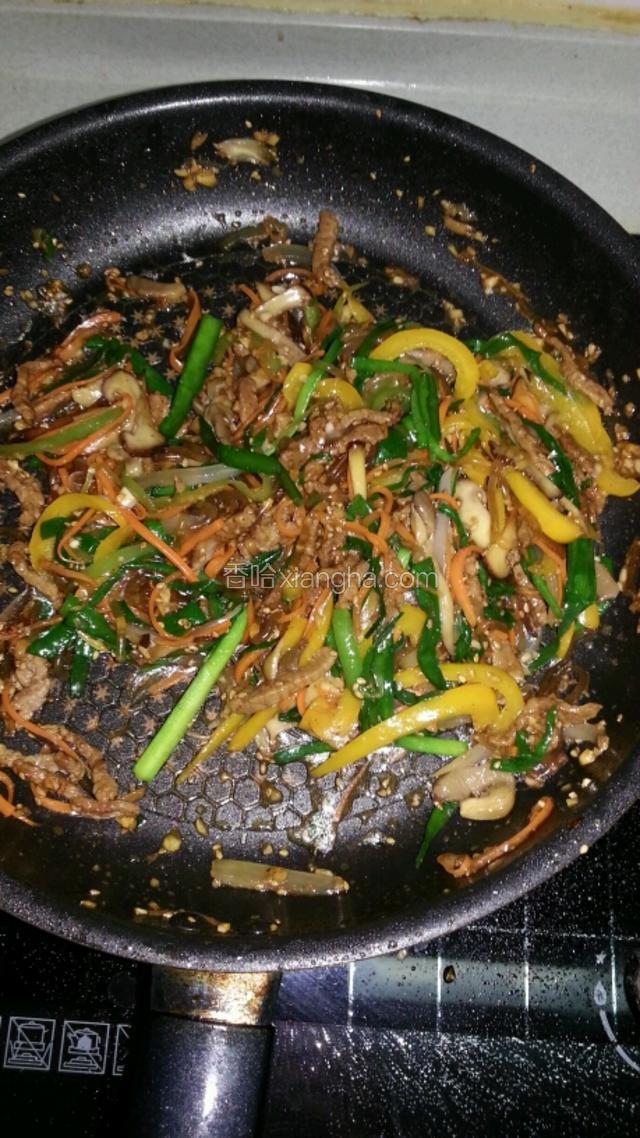 炒好的牛肉粉条和蔬菜拌均