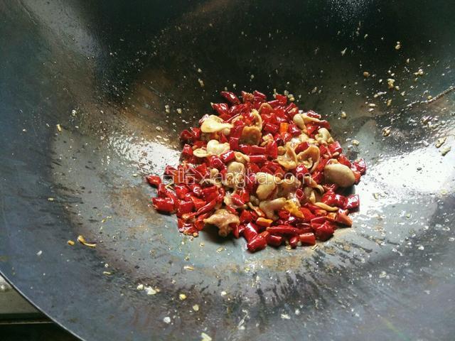 调味，盐，鸡精，耗油，蒸鱼豉油，下孜然粉，翻炒。