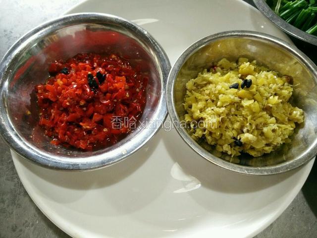 准备野山椒剁碎，剁椒，各加浏阳豆豉，浇热油，备用。