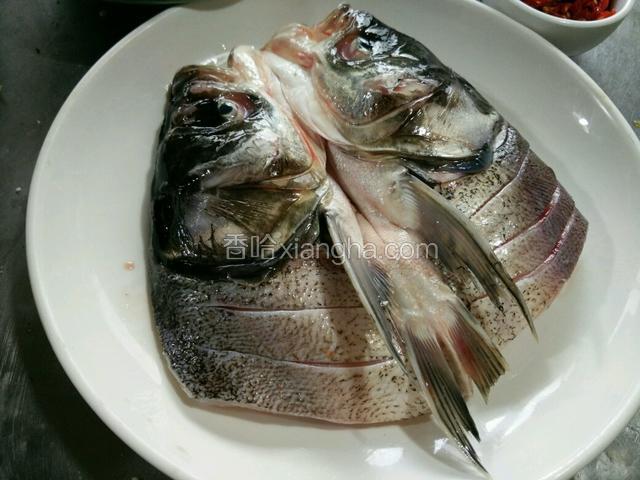 生姜放鱼底，加啤酒。