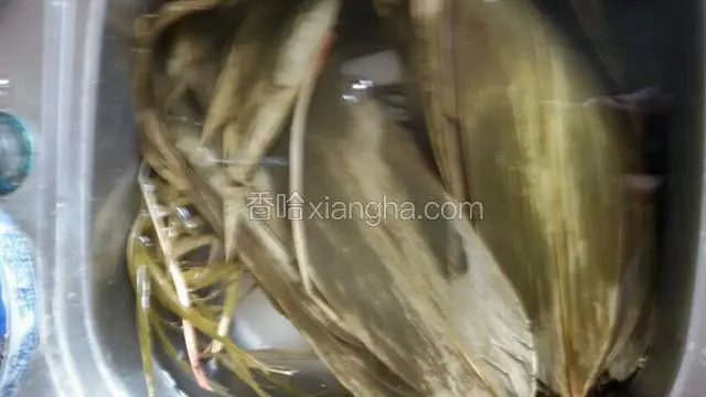 粽子叶和马莲提前煮软泡在锅中，用时清水冲洗干净