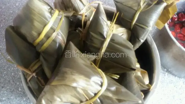 包好粽子用剪刀剪下多余的粽子叶，给它做个美容