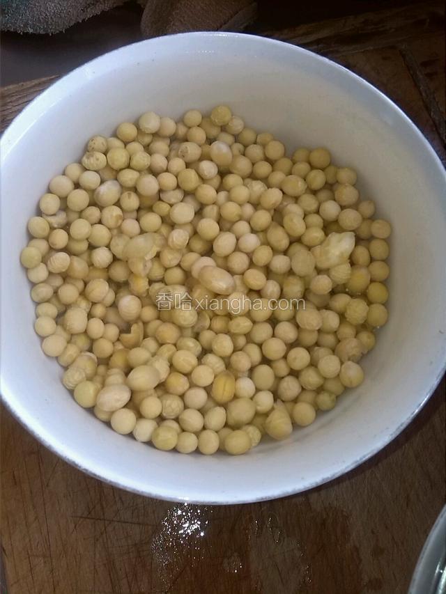 黄豆用温水泡胀