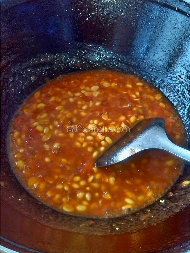 倒入熟黄豆加白糖、盐、鸡精搅匀