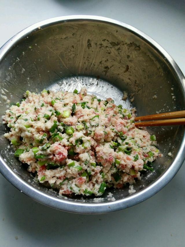 把袋子里土豆沫倒盆里，加入肉沫，面粉，葱花，姜沫，盐五香粉，再把水沉淀下来土豆粉加入搅均