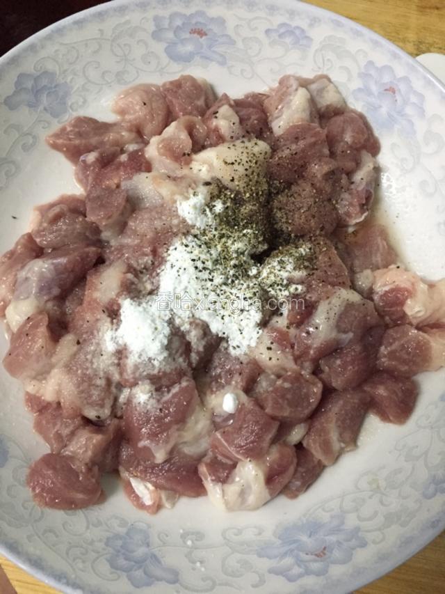 把切好的梅头肉，放适量的盐，一茶半匙的淀粉，一茶匙的胡椒粉（我没有胡椒粉，所以直接用了即磨黑胡椒，所以后面会看到瘦肉上有黑点的原因）。搞拌均匀，备用。