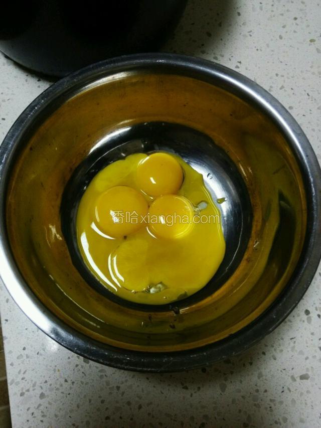 首先选取两个无油无水的干净盆(打发蛋白的盆要深一些，避免蛋液四溅)，将蛋白和蛋黄分离