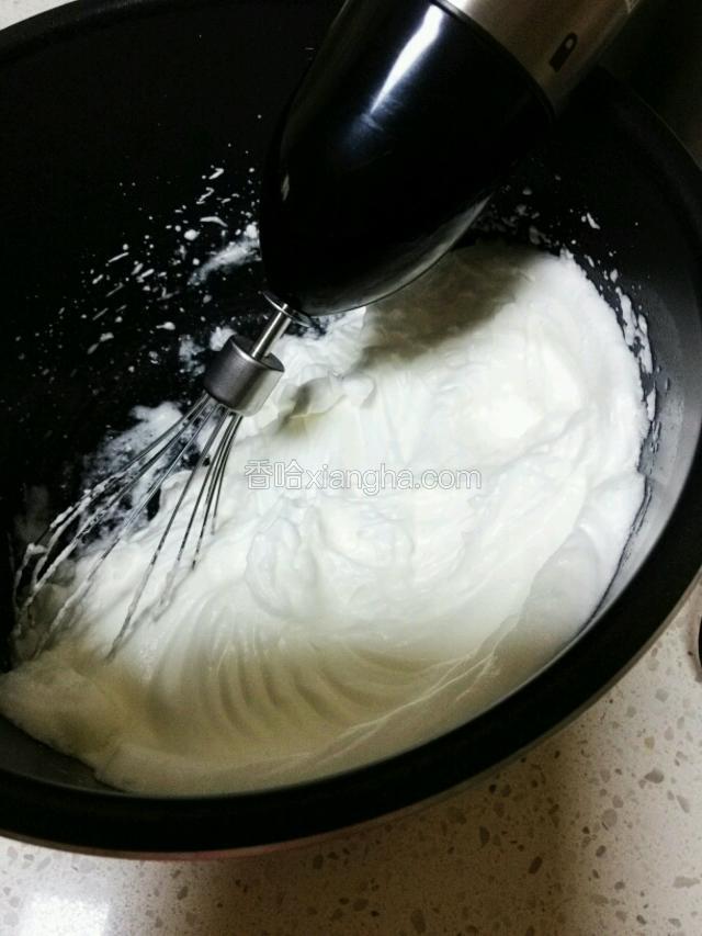 分三次加入糖，每次加20g，等蛋白打发至硬性发泡，即提起打蛋器头有短而尖即可