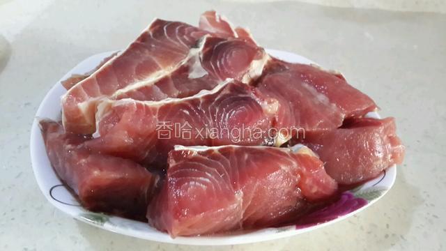 首先把鱼块清洗干净，又少许盐，料酒，姜丝腌制。