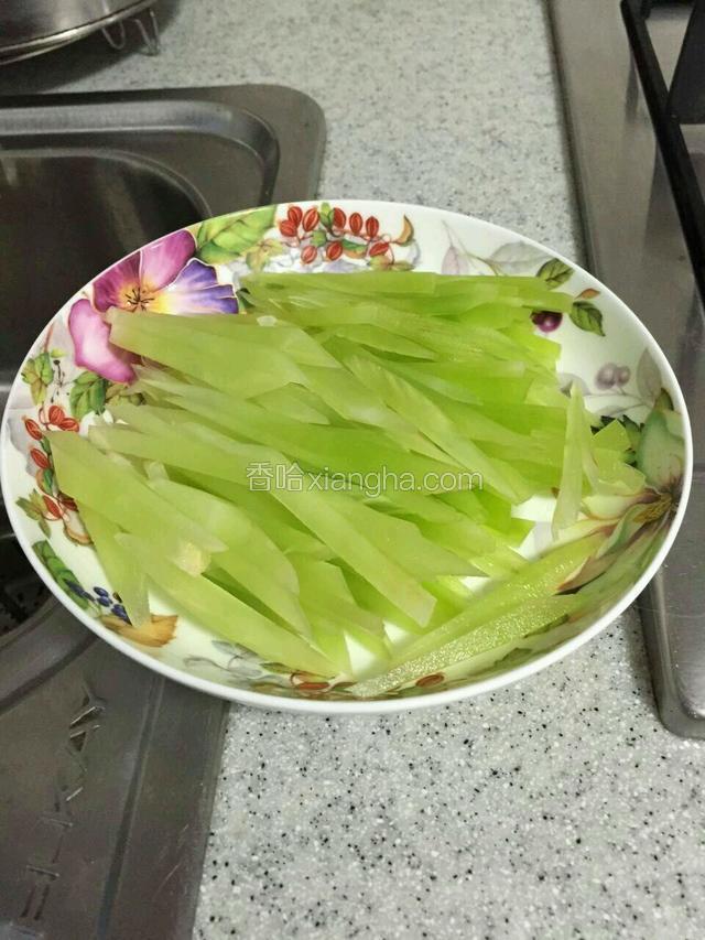 两人份我觉得一根莴笋够了~切丝，请忽略我的刀功?