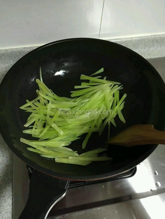 油锅热了倒入翻炒3分钟，加盐