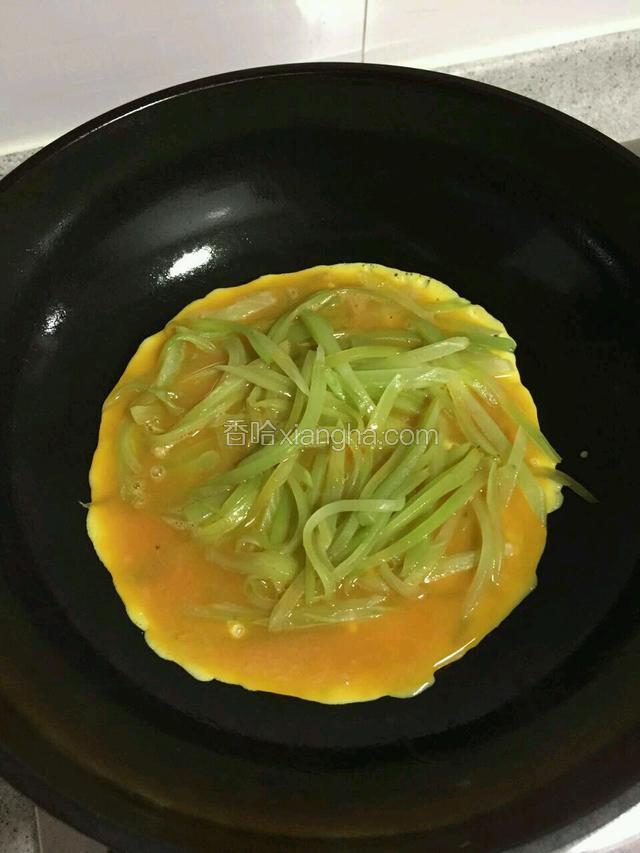 把蛋液淋上去，切记不能大火，否则底下的鸡蛋都焦了…等蛋液基本凝固，稍微翻炒一下，加少量清水，盐，糖，盖锅盖闷一会儿，尝下汤汁咸度再做调整。