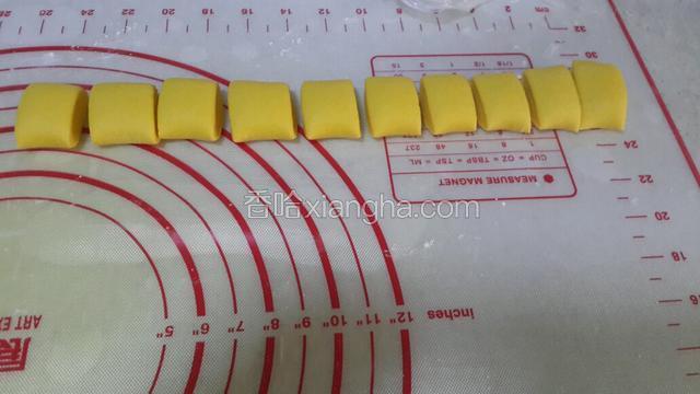 搓成长条，并切成自己喜欢的大小模样