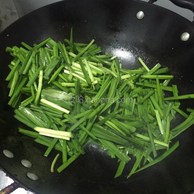 倒入韭菜爆炒