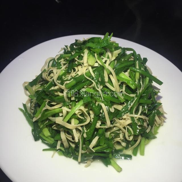 炒7成熟加入千张，盐，青椒，和鸡精就可以起锅了