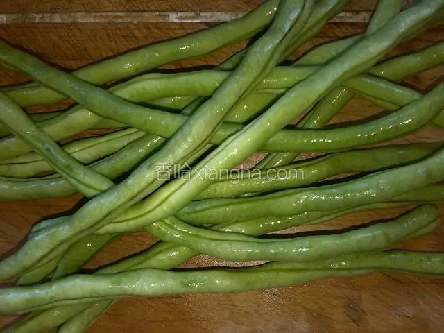 豆角择去豆筋洗干净