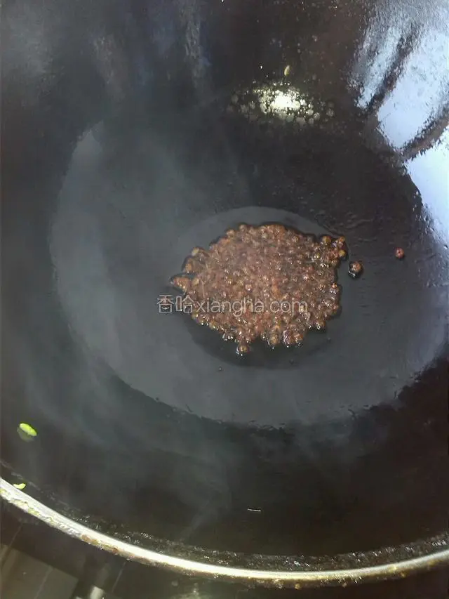 油烧热炸香花椒粒捞出不用留油