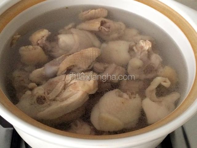 清水放入砂锅，点火，把鸡块表面浮沫洗净，用力攥去鸡块的水分，放进砂锅里；