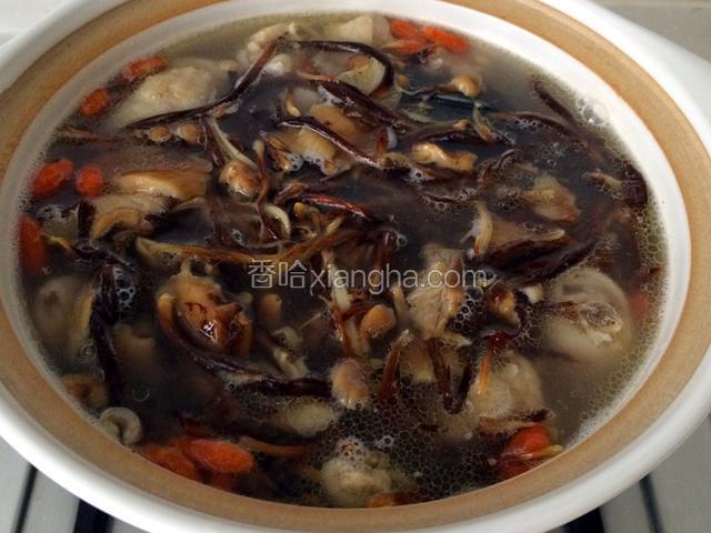 把清洗攥干水黄蘑菇放在里面，再次开锅后转小火炖煮半个小时；