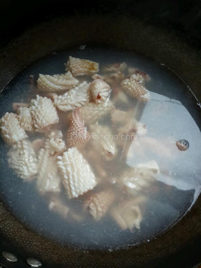 鱿鱼下锅焯水