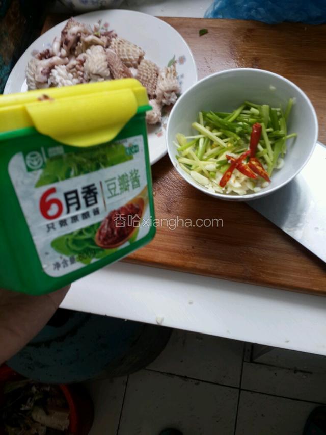 放入葱姜蒜等下锅。