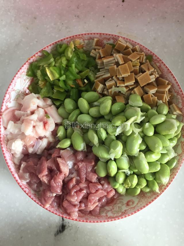 将肉切丁，青椒切块，香干切丁。