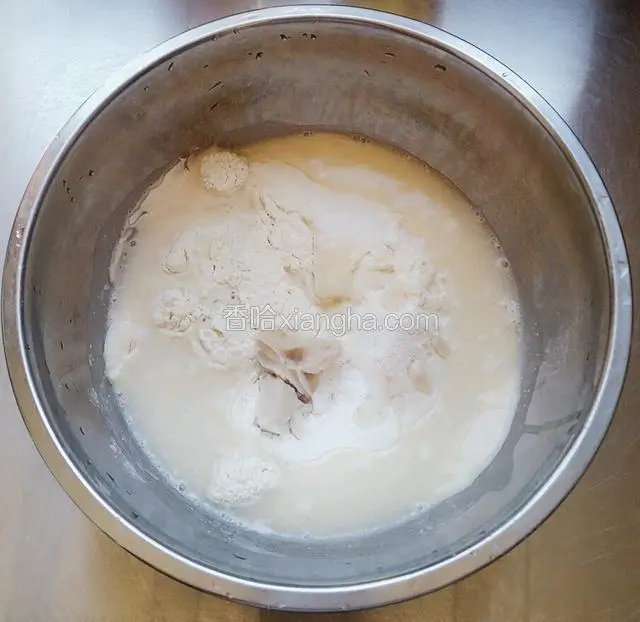 将面粉，速发粉，水，5克猪油和5克白糖倒入盘中，用筷子搅拌成面絮