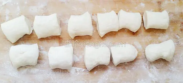 用刀切成大小相近的剂子